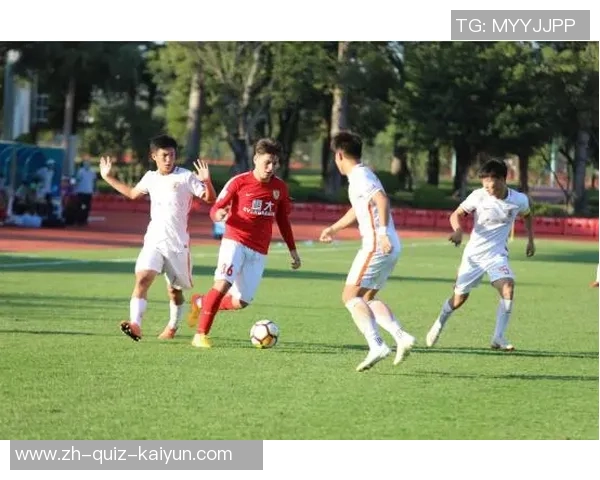 陈鸿宇足球之路：从青训小将到职业联赛的奋斗与成长